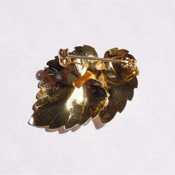 Vintage gold tone leaf pin brooch with purple rhinestones flower nature fairy - Picture 5 of 6